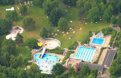 Pleystein - pro&nbsp;letní koupání je tu bazén a&nbsp;terasa